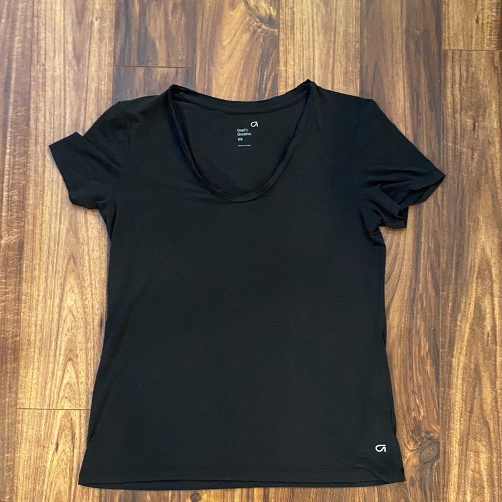 GAPFit Breathe Women's Black Short Sleeve Tee split hem neck sz XS